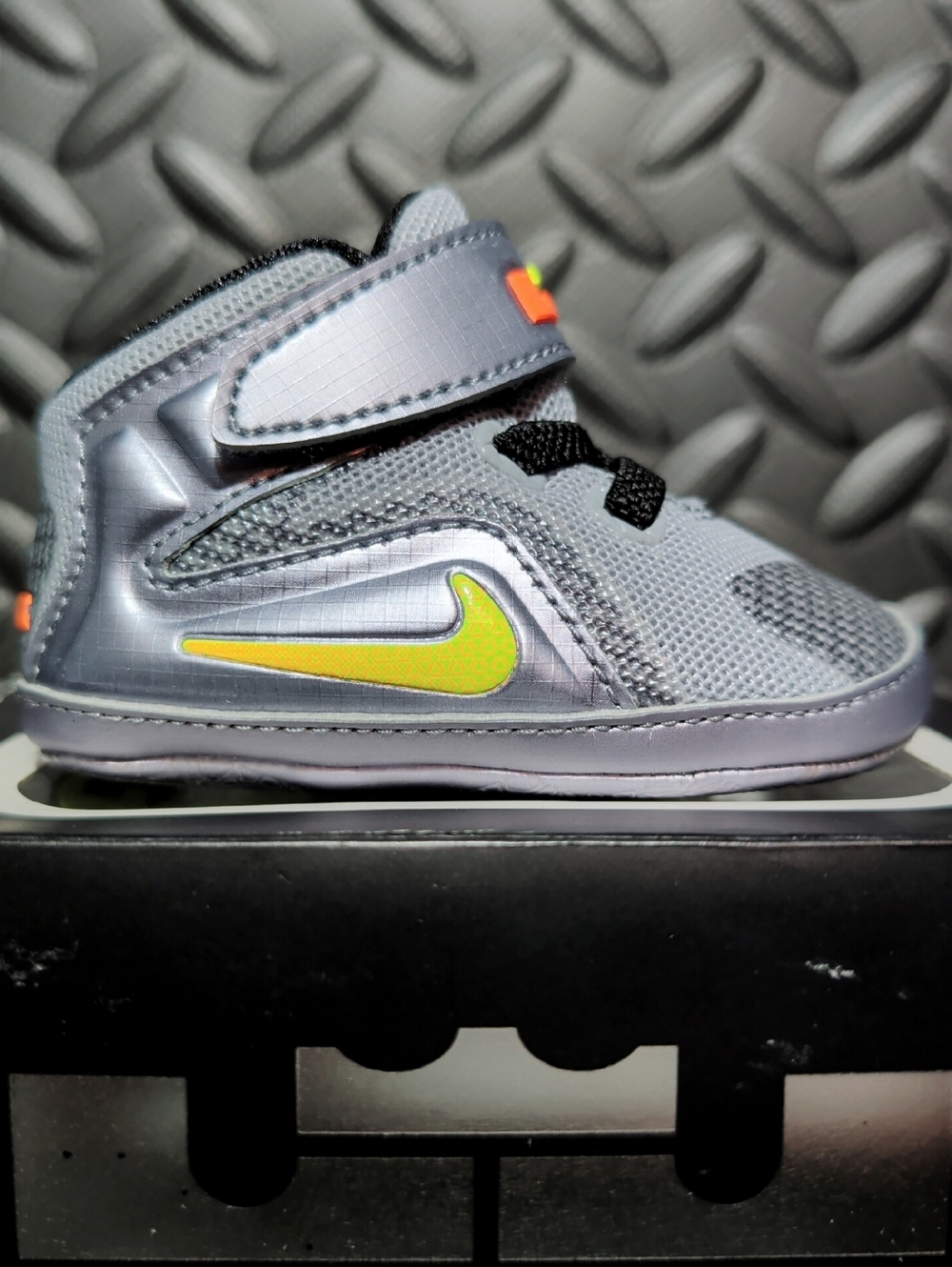 Lebron XII (CBV) "Flight" Wolf Grey/Bright Citrus 685191-080 Size 2c